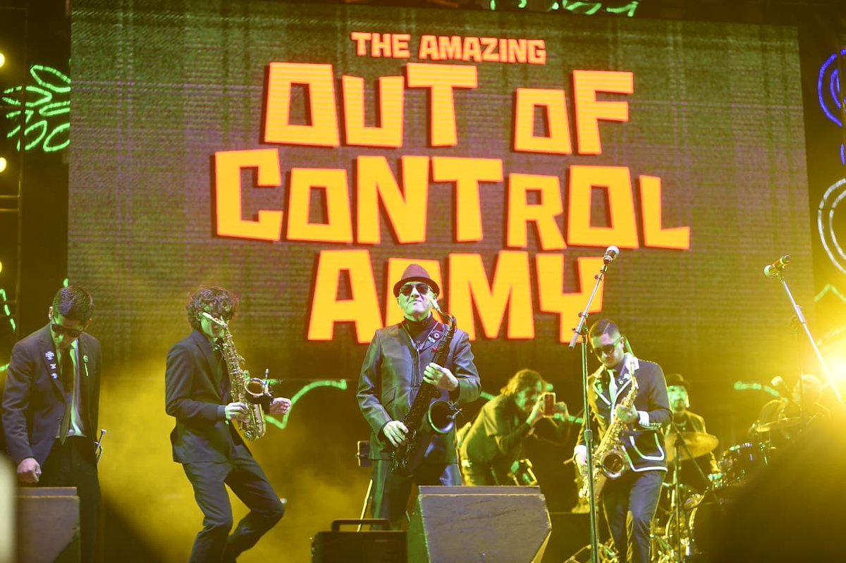CulturaCiudadMx's tweet image. Hoy el Zócalo se llenó de ska con #OutOfControlArmy, una de las bandas más representativas del movimiento independiente en México. Nacida en 2015 como respuesta creativa desde la escena misma, la agrupación ha llevado su sonido a escenarios de todo el mundo, de Europa a Asia,
