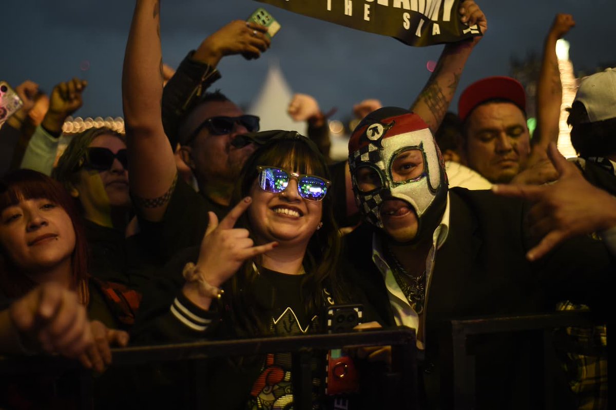 CulturaCiudadMx's tweet image. Hoy el Zócalo se llenó de ska con #OutOfControlArmy, una de las bandas más representativas del movimiento independiente en México. Nacida en 2015 como respuesta creativa desde la escena misma, la agrupación ha llevado su sonido a escenarios de todo el mundo, de Europa a Asia,