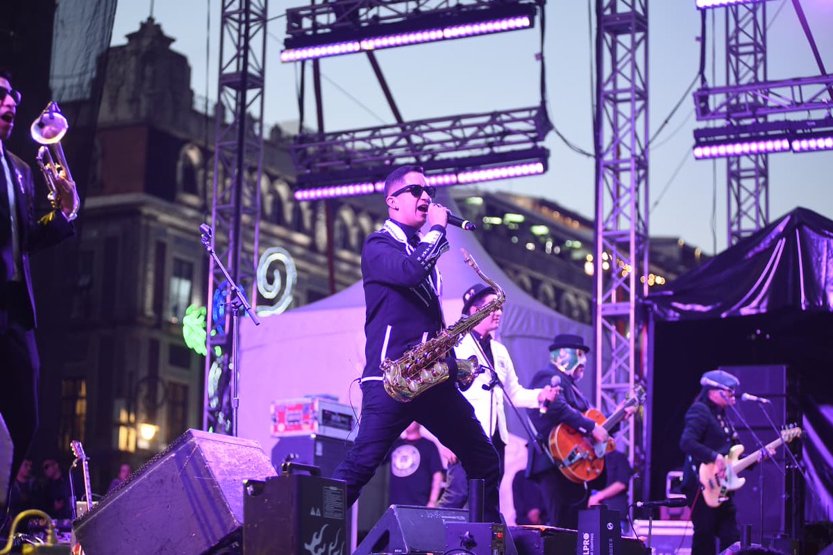 CulturaCiudadMx's tweet image. Hoy el Zócalo se llenó de ska con #OutOfControlArmy, una de las bandas más representativas del movimiento independiente en México. Nacida en 2015 como respuesta creativa desde la escena misma, la agrupación ha llevado su sonido a escenarios de todo el mundo, de Europa a Asia,