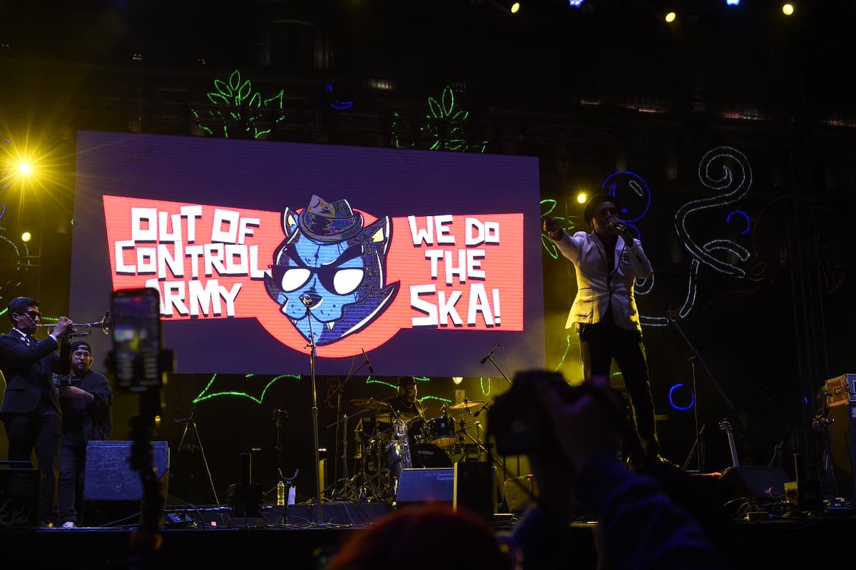 CulturaCiudadMx's tweet image. Hoy el Zócalo se llenó de ska con #OutOfControlArmy, una de las bandas más representativas del movimiento independiente en México. Nacida en 2015 como respuesta creativa desde la escena misma, la agrupación ha llevado su sonido a escenarios de todo el mundo, de Europa a Asia,