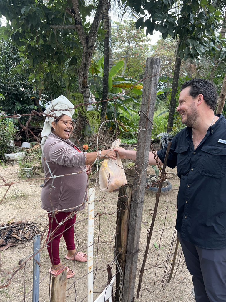 cirilovazquez's tweet photo. Sabemos que este recorrido tradicionalmente se hacía el 23 de diciembre, pero por temas logísticos ajustamos la fecha. Lo que nunca cambia son las ganas de ayudar.

Hoy, 30 de diciembre, entregamos pollos de Año Nuevo, una tradición de más de 20 años para nuestra gente de Cosoleacaque.

¡Feliz Año Nuevo! 🎉🐓✨

#Cosoleacaque #CiriloVazquez #Veracruz #PollosNavidad