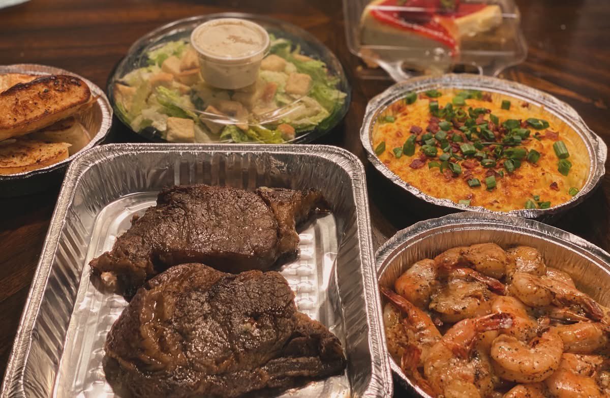 PercyPPlates's tweet photo. Dinner for 2 the P Way🥂✨ (Customer Pics) 

Grilled Ribeyes 
Loaded Mashed Potatoes 
Creamy Spinach 
Cesar Salad 
Homemade Garlic Bread 

Dessert
Strawberry cheesecake https://t.co/mNR52V1T45