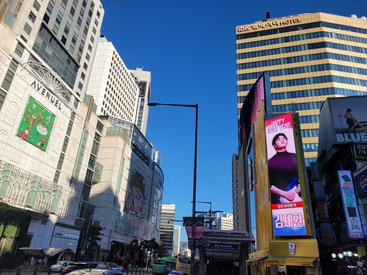 #김재환 전역 축하해🎉
팬앤스타 명동 광고로 본 우리 재환이 너무 멋있고 이쁘다
오늘 전역식에서 뽀얀 재환이 보면서 울컥했지만 이제 우린 계속 함께 할 수 있어서 정말 행복해🫶
#WelcomeBack_JAEHWAN
#국방부짼_윈드곁으로
#짼만두_해동완료