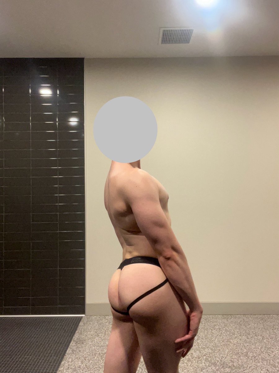 This jock can barely contain it 🥴