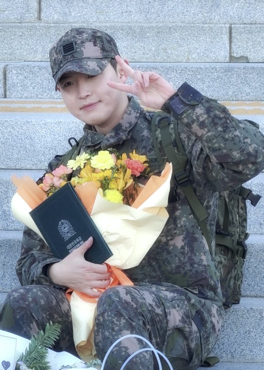mandubakpao's tweet photo. 재환아 전역 축하해 고생했어~♡♡
#김재환 #KIMJAEHWAN https://t.co/5DjOUCl64x