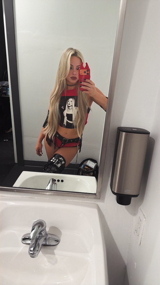 YaOnlyLivvOnce's tweet image. Buy my shirt 😘

shop.wwe.com/en/mens-red-li…