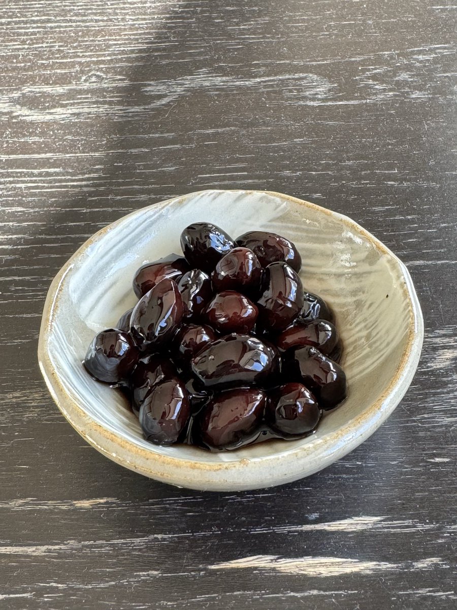 30OL19's tweet photo. 初めて黒豆炊いてみた。正月って感じ🎍🤭
豆しわしわやけど、自分で作ったおいしさがある。明日が楽しみ🤤🍶 https://t.co/fwLfyMirwZ