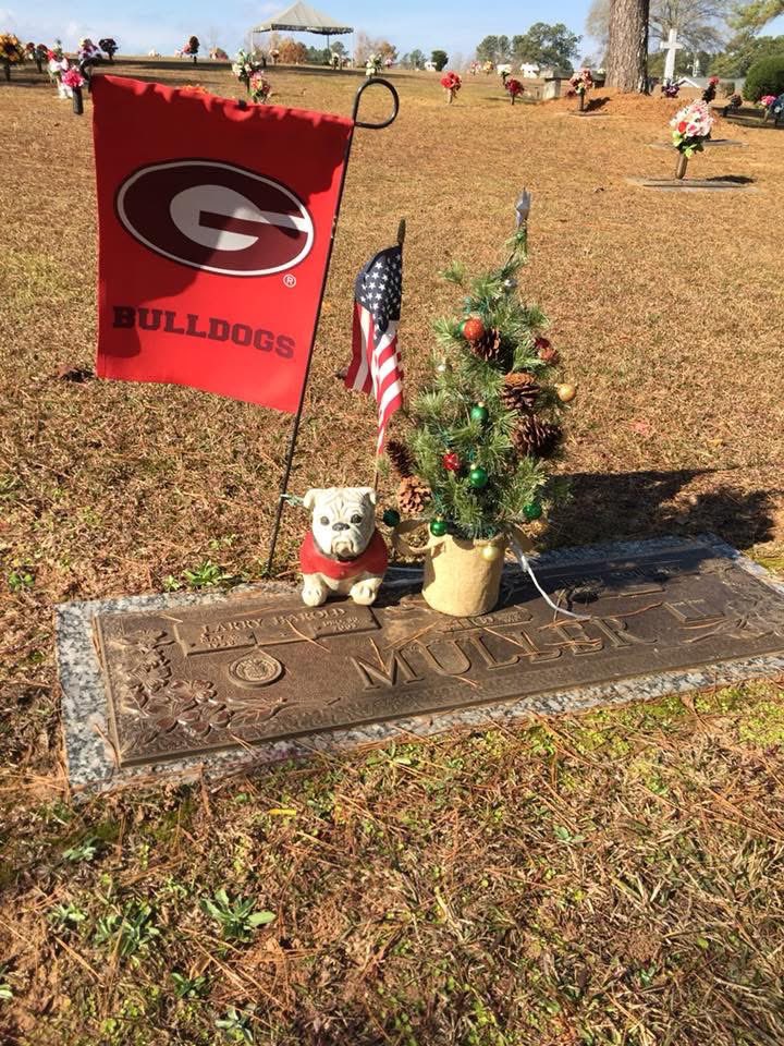 TraciRylands's tweet image. My Dad passed away 22 years ago today. He was a huge #UGA fan and was thrilled to meet #HerschelWalker.  

He was also thrilled when I got both my bachelor’s degree in 1990 and my master’s degree in 1992 from UGA.

Miss you, Dad…