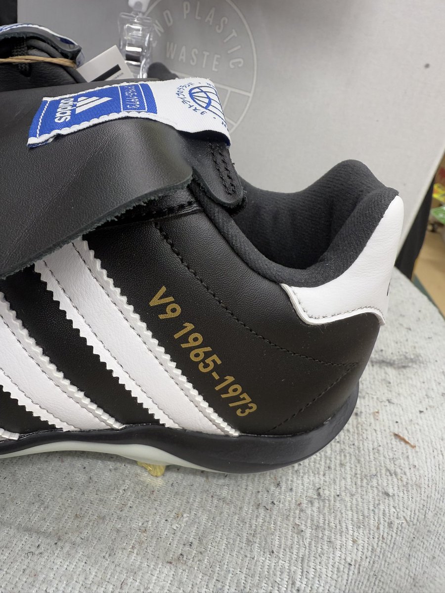 年末年始にビックリな商品入荷です‼️‼️ #アディダス Stabile V9 当時