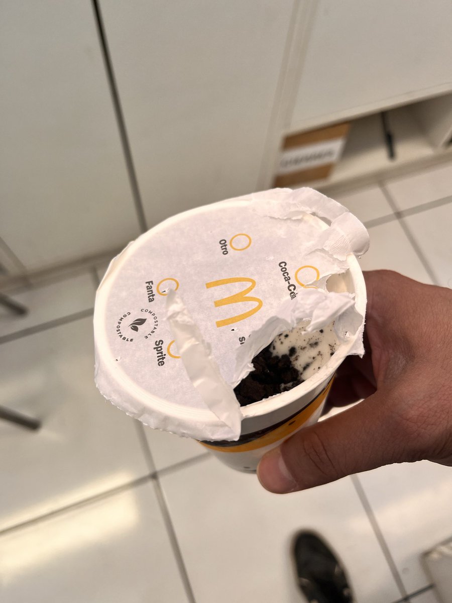 Sandokan_Azul's tweet photo. El peor invento de @McDonalds_Cl la bebida se filtra igual y cuesta un mundo sacar ese sello.
Además si van a poner hielo sin que uno lo pida al menos que sea un poco y no un cuarto del vaso.
Ojalá tomen en consideración y busquen una solución porque de verdad es desagradable https://t.co/gjUq2ndRmf