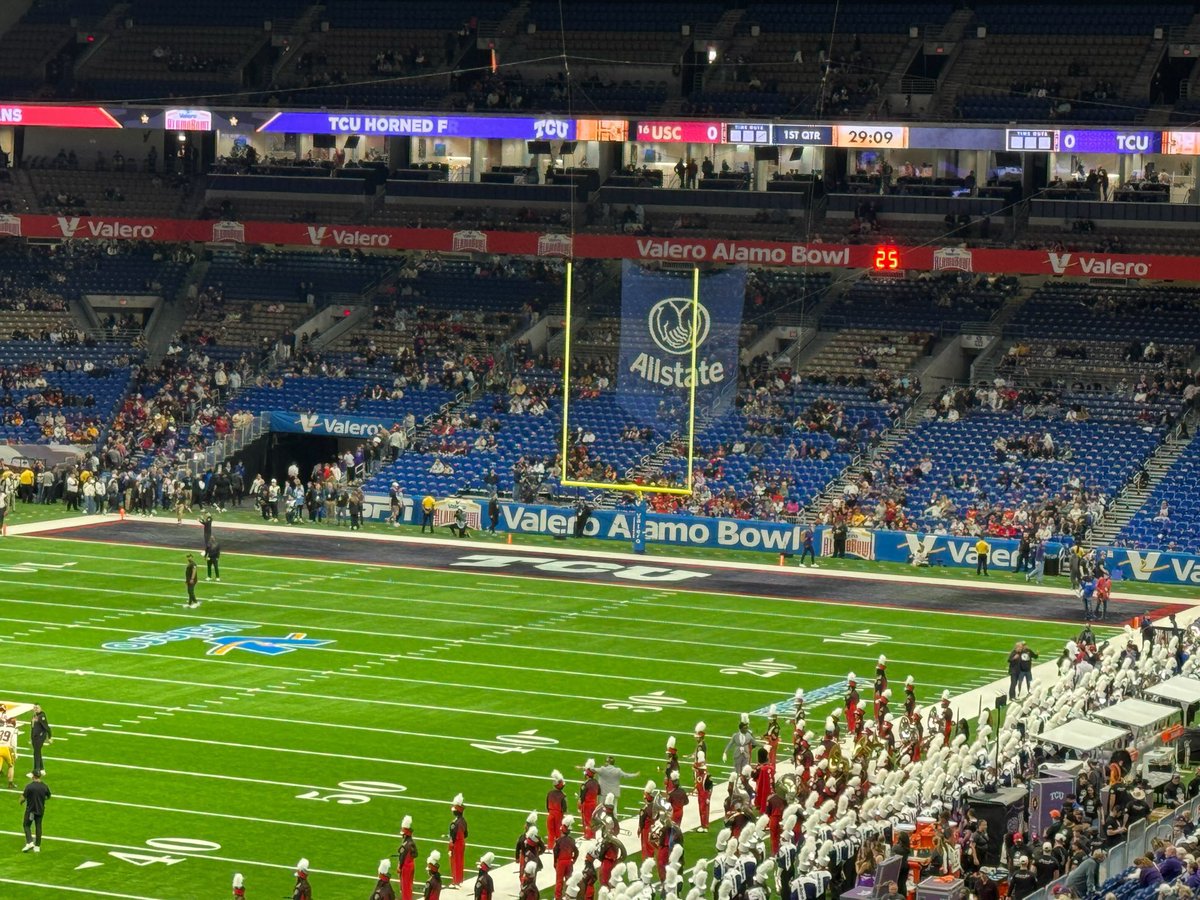 RedditCFB's tweet photo. TCU's end zone in the Alamo Bowl is a replica of their 2015 end zone when they beat Oregon in that 31-0 comeback https://t.co/FvTrrUogyY