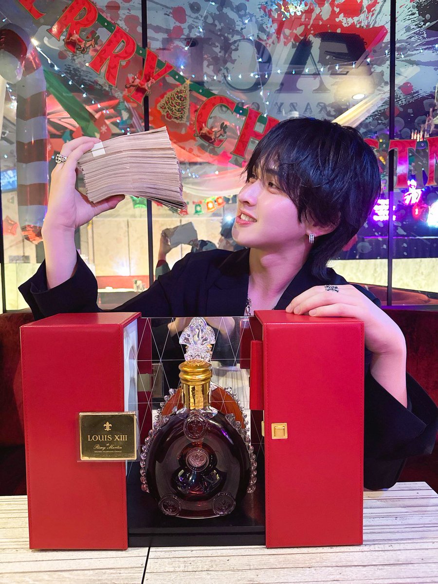 kk_t28's tweet photo. 最強の男🔥

憧れのお酒をありがとう
 #ルイ13世 #歌舞伎 #ホスト https://t.co/gDuooNtUtc