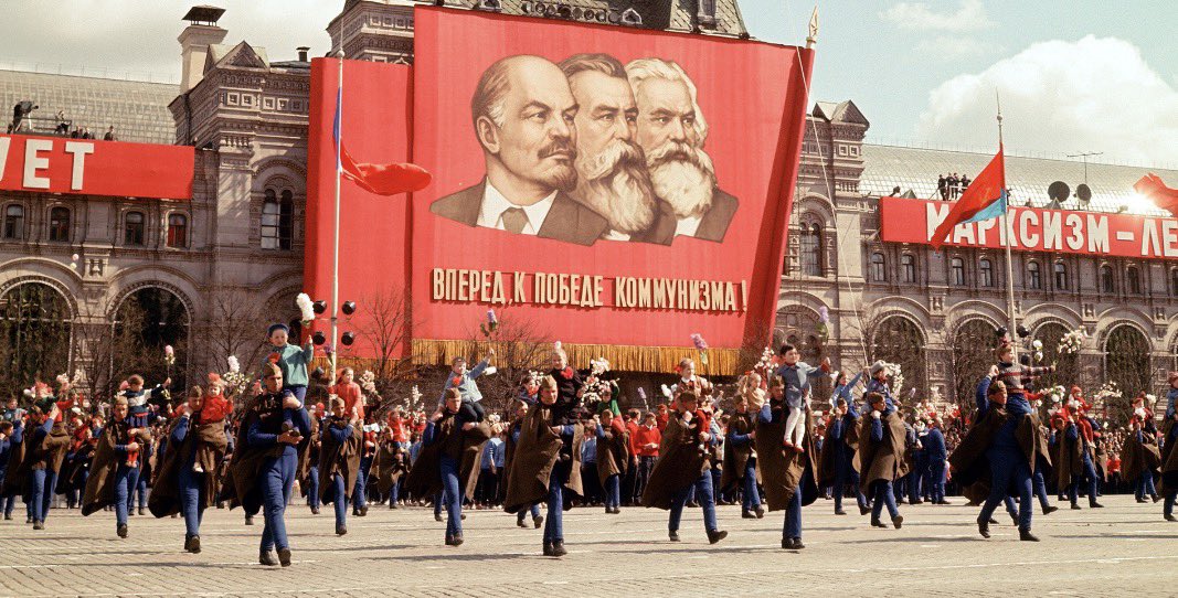Iowa_Worker's tweet image. 🇷🇺Today on December 30, 1922 the Bolsheviks founded the USSR, the first Communist country in the world.

The workers of the USSR went on to,

-Mass Industrialization of a feudal country

-End famines

-Beat the Nazis

-First country to send a man to space

-Revolutionize…