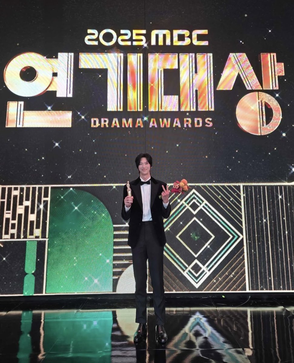 울 완댜님 상 받은거 진심으로  축하해요🏆
언제나 어디서나 응원하고 있으니 행복하고 건강하기만을 ..🥹 앞으로 쭉쭉 가즈아 🙂👏

#나인우