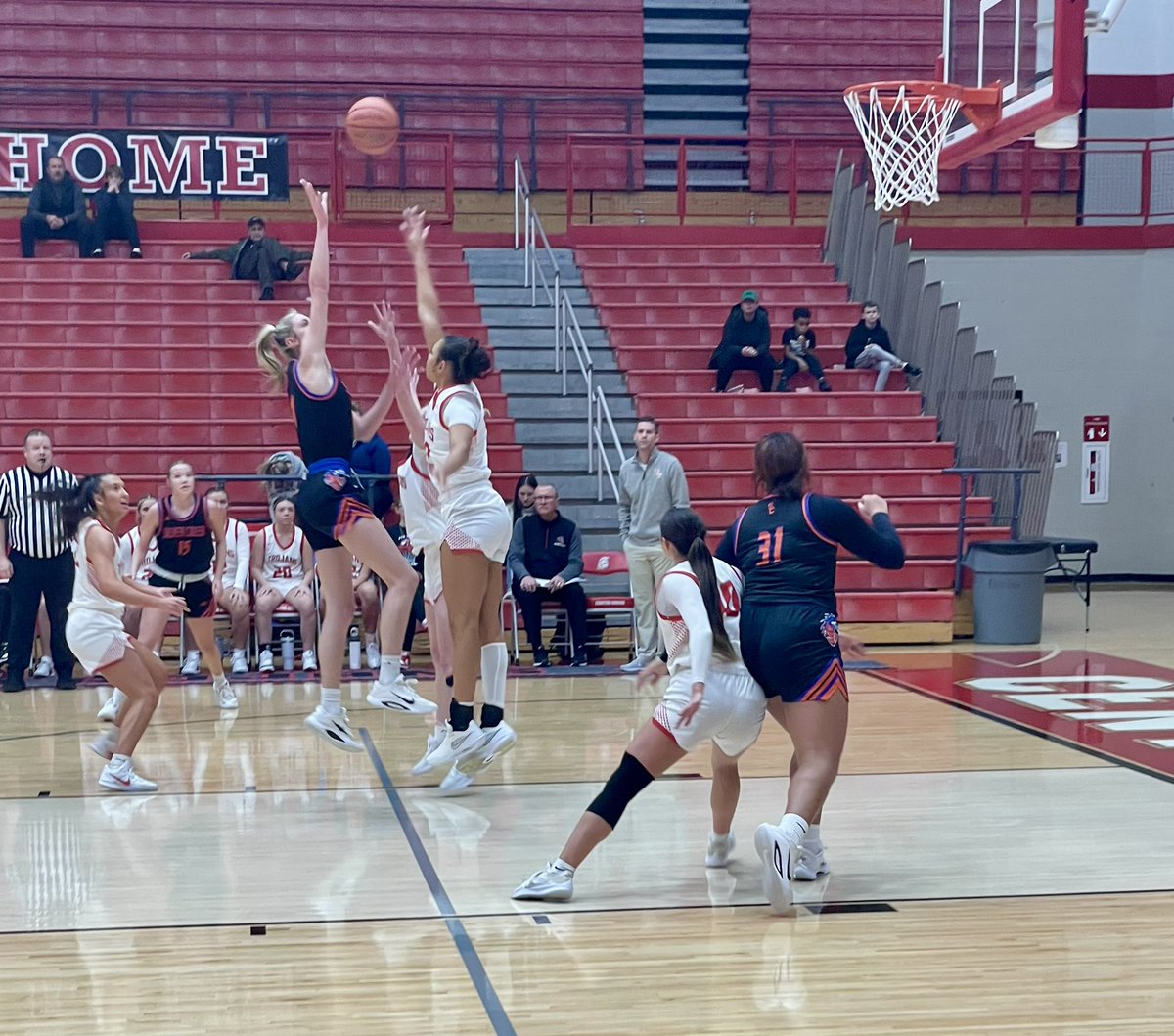 CGSportsNetwork's tweet image. 4A No. 3 Center Grove girls basketball improves to 14-0, winning the Carol Tumey Tournament Championship over 3A No. 4 Silver Creek, 47-38.

CG scorers:
Gilliard 23
Waggoner 10
Sprong 6
Tapak 5
Pierce 3

CG is at 4A No. 7 Bloomington South on Tuesday at 7:30.