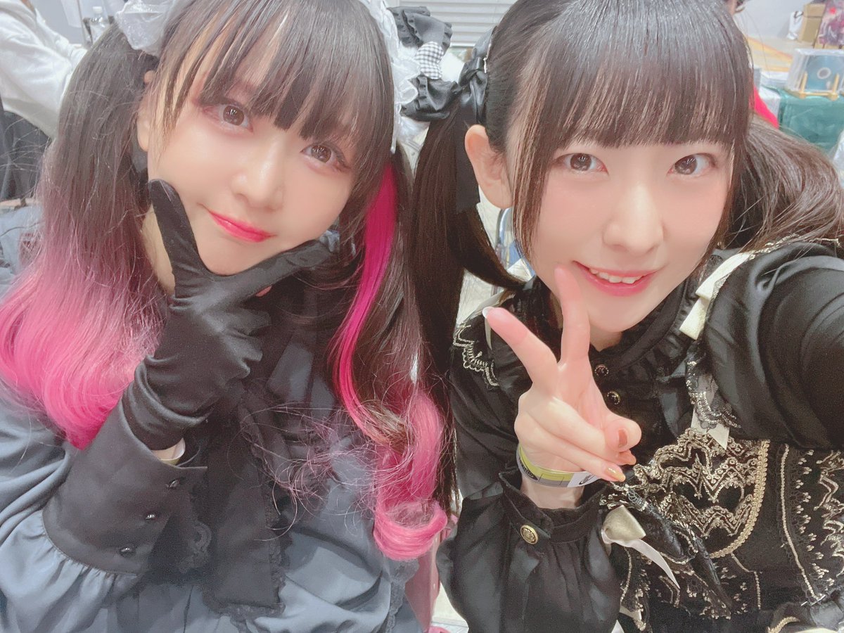 アイドル ツーショット写真 チェキ 2023年11月3日(金) 19時15分頃 池袋リヴォイスで、アイコノクラズムの