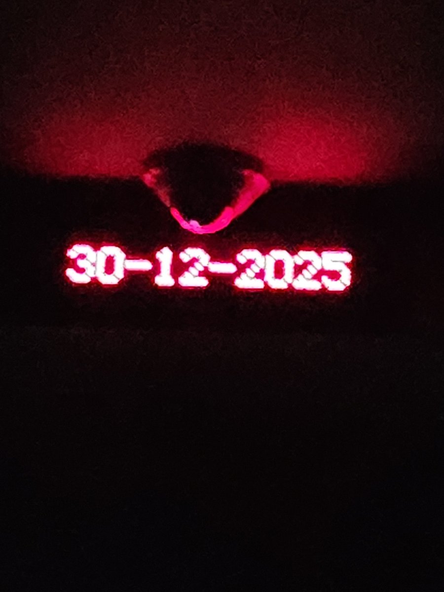 En un camión pasajero
De esos que van para Sonora
Yo iba cansado con sueño
Cuando subió una señora
Con unos ojazos negros
De veras encantadora
Por ahí llegando a los Mochis
Yo le di buenos modales
Le pregunté de donde era
Me dijo que de Nogales
Que iba para Magdalena.🎶🎵🎸🎸🎹