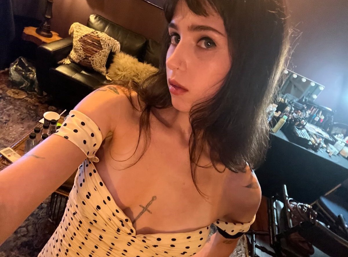 Daily Clairo tweet media