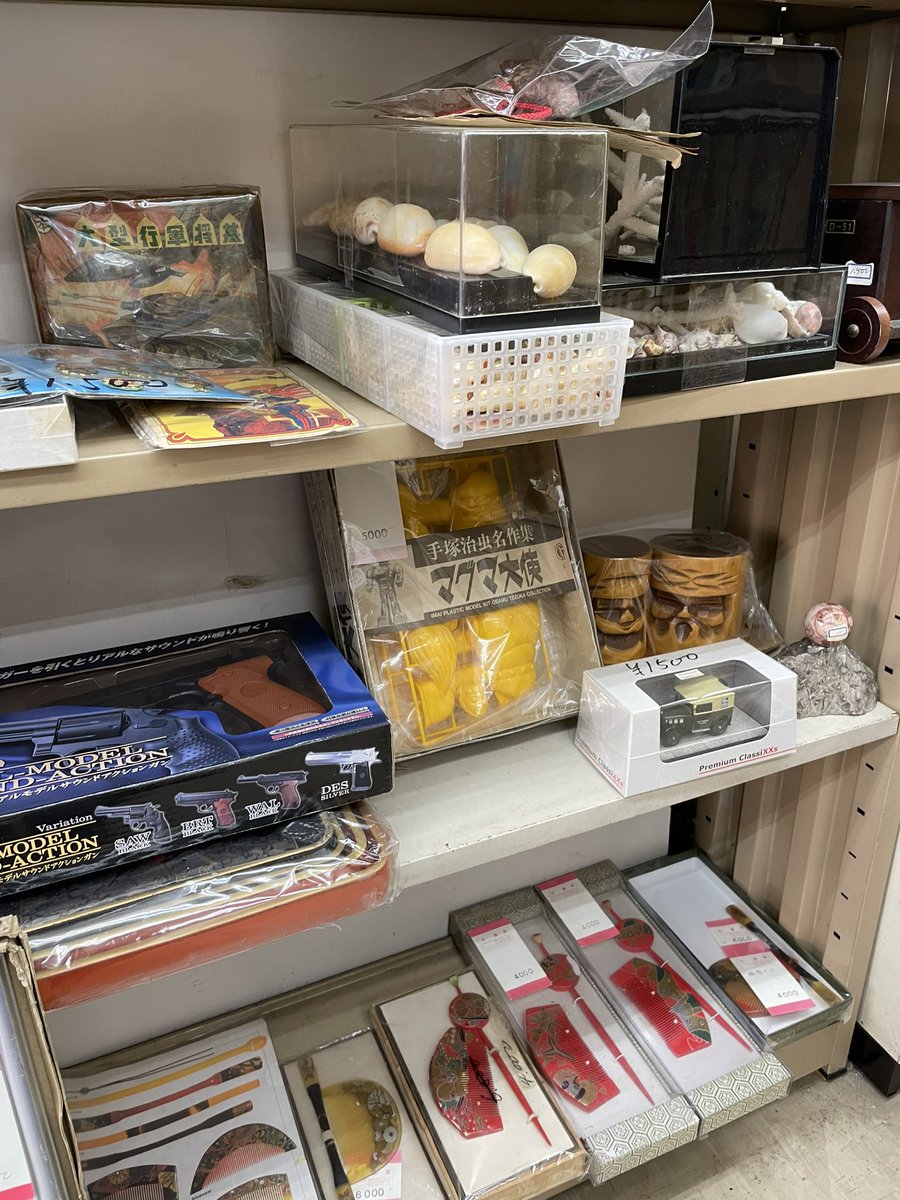 ここまで来たら年末最後も
お店、開けちゃいましょ！！
お正月の巣ごもり用DVD大量購入者続出の為、開店同時に緊急追加補充📀
百人一首＆カルタも準備OK🎍
大掃除で出た本やガラクタ道具の
買取相談も大歓迎！
明るく！楽しく！元気よく！
司書房、年内最終営業中📚✨
#下赤塚 #古本屋 #板橋区 #練馬区