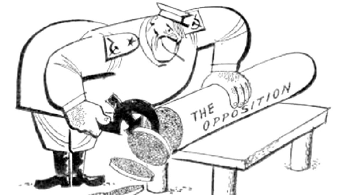 55년동안 금지했던 로농신문 개방.

이건 냉전시대때 공산주의 진영에서 쓰건 전형적인 “살라미 전략”이야.

상대가 강할때 쓰는 전략인데 살라미를 조금씩 잘라내듯이 상대가 눈치 못채게 반대 진영을 조금씩 갉아먹어가는 전략이야.

국민들이 얼마나 똑똑한데 선동되서 빨갱이 될까봐 걱정을