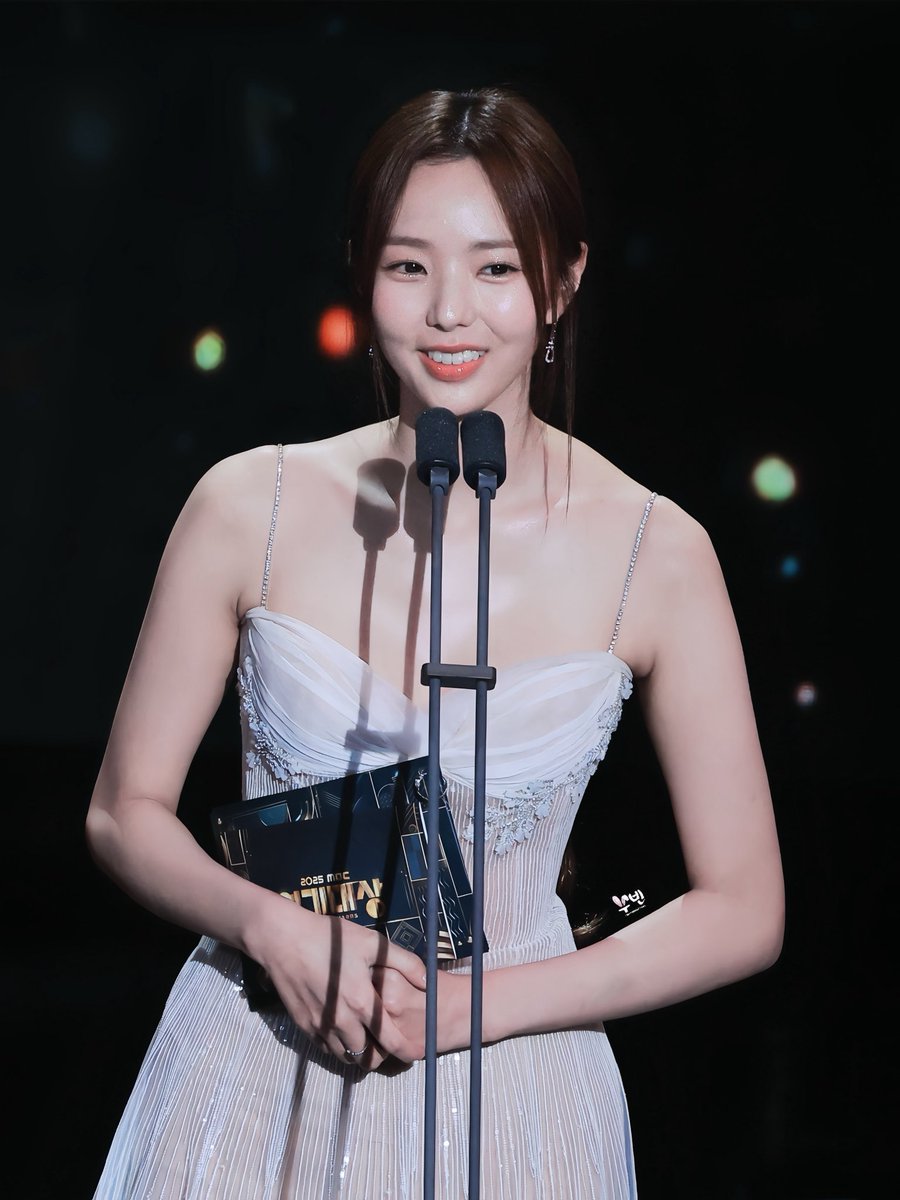 teamsoobinms's tweet photo. 251230 MBC 연기대상

#채수빈 #蔡秀彬 #ChaeSooBin

*Please DO NOT edit / crop / erase logo. https://t.co/efk3R4r2zt