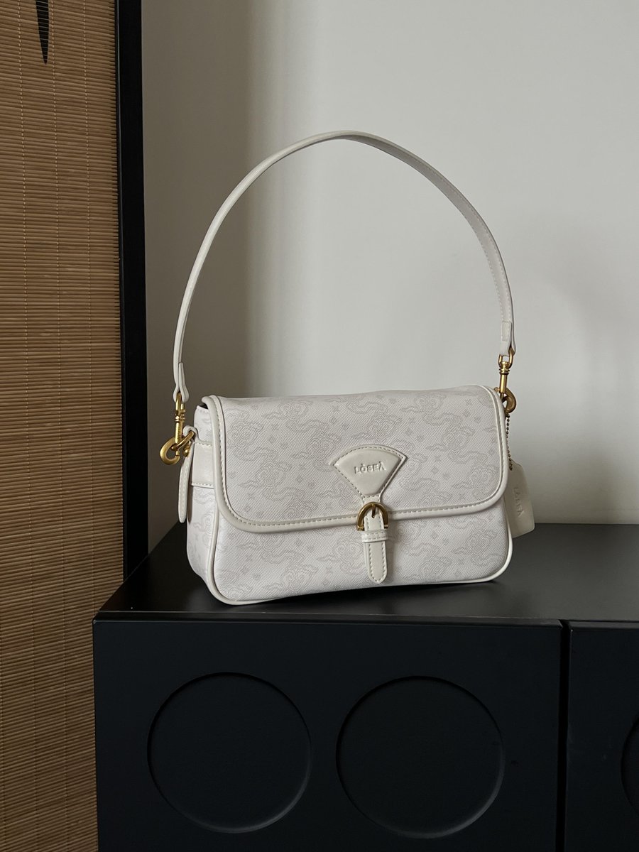 fmpxee's tweet image. 今日はショッピングモールで自分にぴったりのバッグを見つけました。シンプルでありながら優雅さも兼ね備えていて、中年女性の幸せはこんなにも簡単です。#エレガントスタイル #精緻なアクセサリー #白いハンドバッグ #ゴールドバックル #シンプルファッション