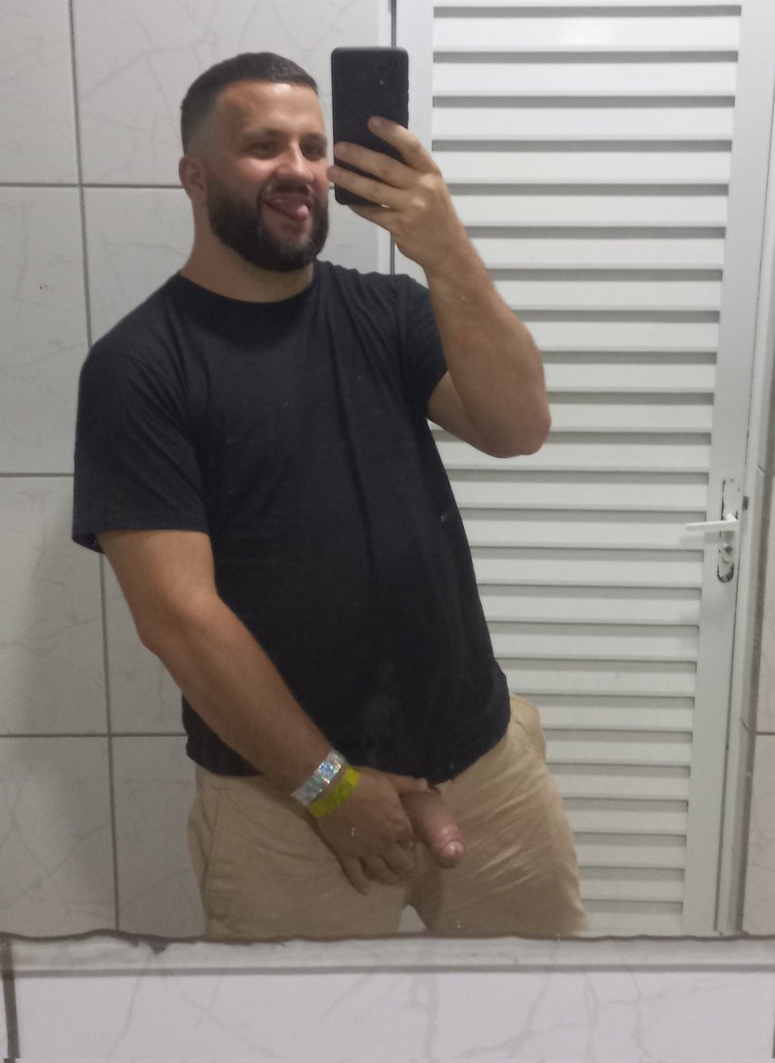 A foto que eu postei no story do Instagram só com um risco em cima e era pra ser só pros melhores amigos e postei pra todo mundo, no insta familia e amigos próximos estão bloqueados, o problema é que tava ativo pra postar no Facebook tb 🤦🏻‍♂️. Eu tava bêbado, voltando da #bearsound