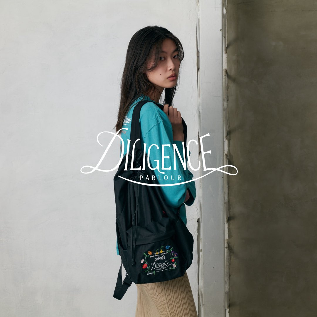 mp_japan_'s tweet photo. 表参道ヒルズにあるフラワーショップ「DILIGENCE PARLOUR」のコラボレーションコレクションが登場。

2026年初売りより、Manhattan Portage直営ストア・直営オンラインストア、1/10(土)より、全国正規ディーラー（一部を除く）にて数量限定発売いたします。

https://t.co/6r9RMKMpMM https://t.co/R1FoKiB9eN