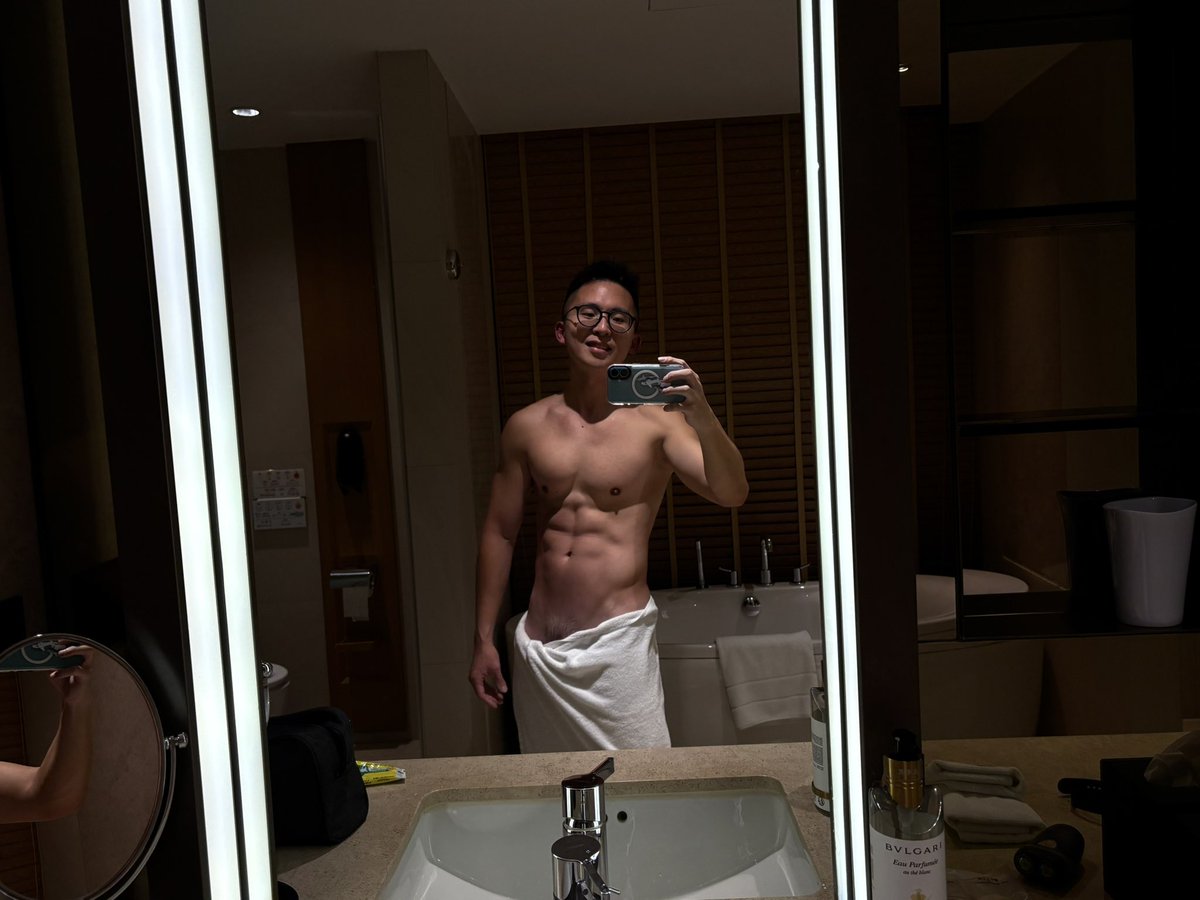 轉推並留言新年快樂
有頭像的朋友提供入場券（？
沒頭像的朋友提供小禮物 🎁