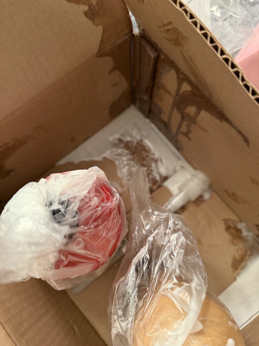 Purple_Bolt_'s tweet photo. @ultabeauty  may want to invest in better packaging for shampoo and conditioner https://t.co/k8COada8tw