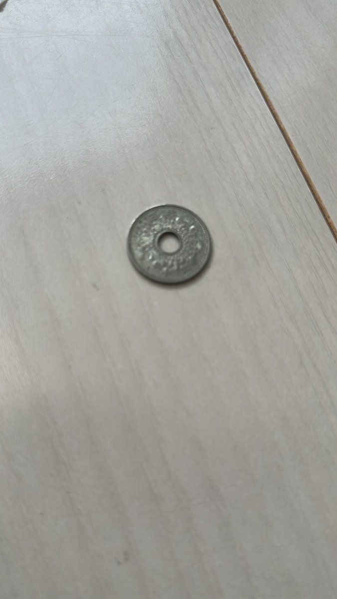 zfal123's tweet photo. 掃除していたら大き目の50円玉で年号が入ってない硬貨があった。年号が入ってなく、5.20.2.27と刻印されてる。価値ある？ https://t.co/DX1vELJGpv