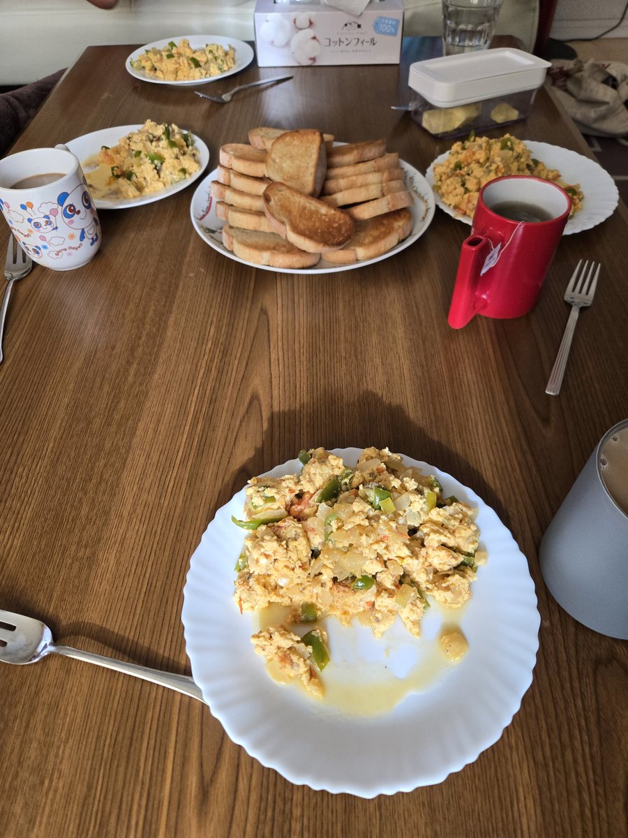 今、我が家には娘の家に留学生として来てるイギリスとトルコのハーフの男の子が娘と一緒に来ております。
その子が私達の為に朝食を作ってくれました！トルコの料理らしいのですがめっちゃ美味しい(*´ω｀*)