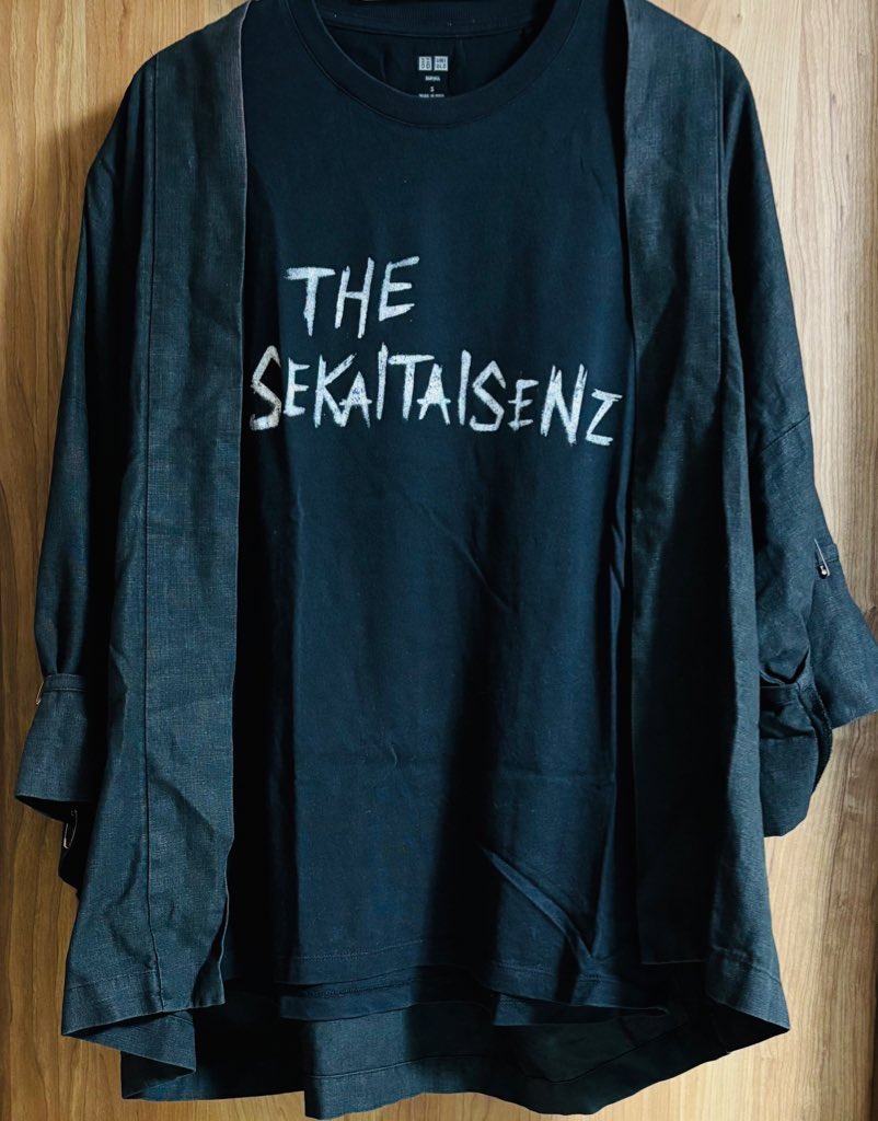 mamoru_rikishi's tweet image. よーへいさんから
ステージ衣装譲っていただいたのも今年か😳
なんかすごい時間経った感ある🤣笑笑

ザ世界大戦ズ時代のステージ衣装は
これまたセカタイ仲間が作ってくれた
Tシャツと共に、
自宅の力士部屋に飾ってます🙏✨