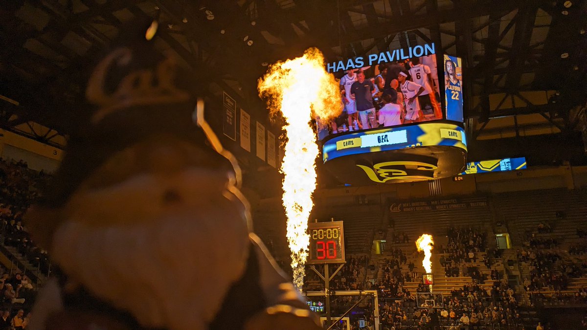 CalGnome's tweet photo. Made it to #OurHaas! Behind the basket as we got here a little later than expected. Fight for California, @CalMBBall!
#GoBears #BeatUL https://t.co/5MJrKHC8CL