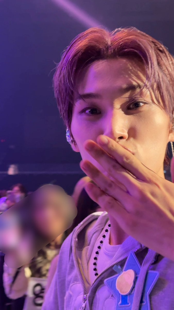 _miya_919's tweet photo. 29日夜公演、通路側だったから뽀뽀してもらった！
動画はモザイク処理が大変だから載せないけど、写真だけでもハンビン、イジョン、ムンジョンペンに届くといいな🪽✨

#EVNNE #이븐 #박한빈 #이정현 #문정현 
#パクハンビン #イジョンヒョン #ムンジョンヒョン https://t.co/ozypPfTpcT