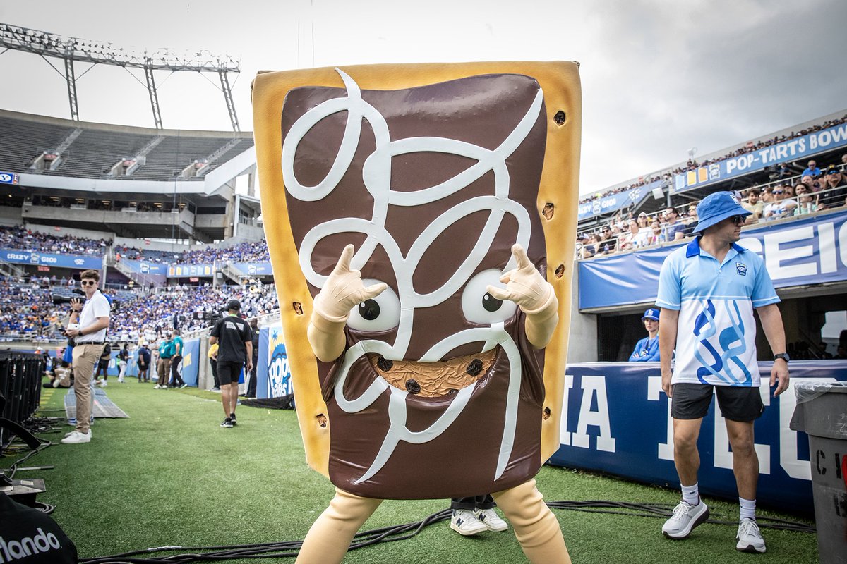 BlueBarronPhoto's tweet image. Pop-Tarts Bowl Mascot Portraits