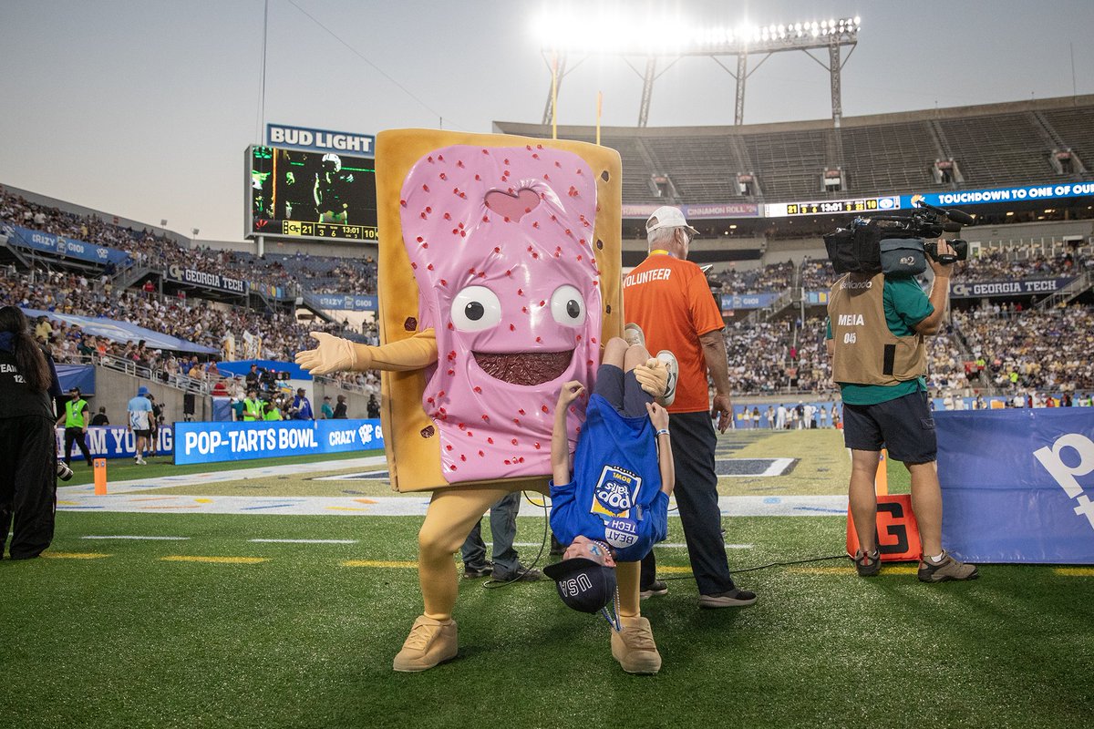 BlueBarronPhoto's tweet image. Pop-Tarts Bowl Mascot Portraits