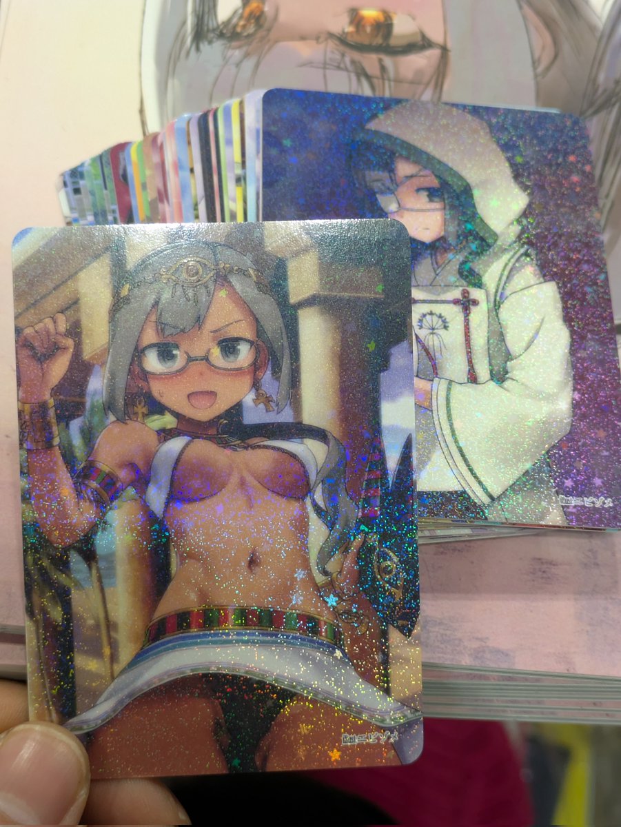 あまむらさんとこのゆゆゆトレカ第二弾、現物になると結構な厚みですごい総数になりましたね……(僕が描いたのは両極端な安芸先生2枚)
全カードがキラキラですのて実質全部当たりです ワーイ 