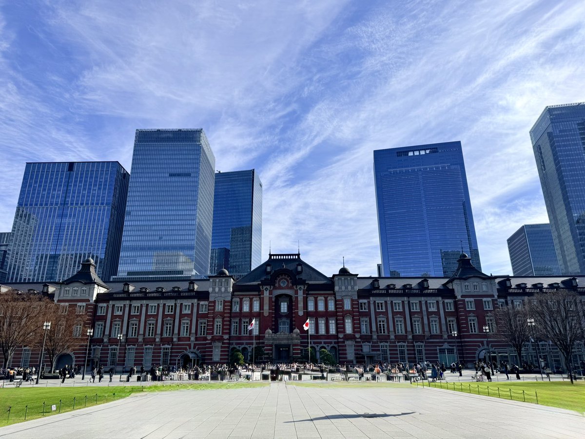 はい、私は「 Fate/Grand Order -turas realta-」という漫画を描いているカワグチタケシというものです。
私は今日東京駅に来ました。
青空が目に沁みます。