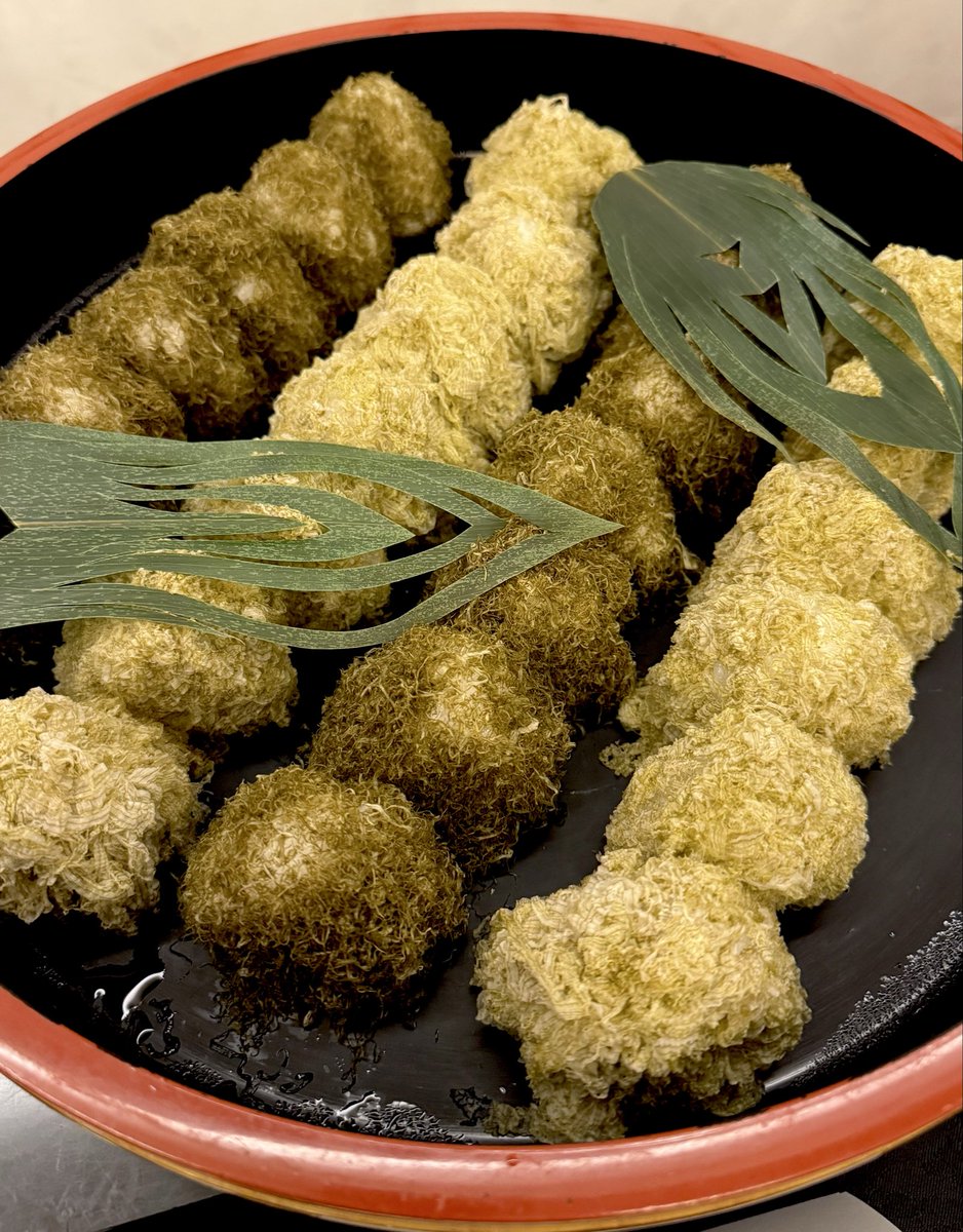 SushiToyama_dao's tweet photo. 富山名物 「とろろ昆布おにぎり🍙」

白と黒のコラボです🎉 https://t.co/W4lleJ1O98