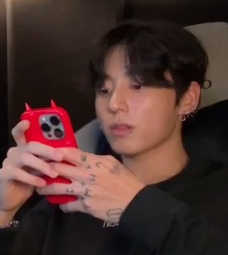 pjmcompositor's tweet photo. sabia que essas capinhas vermelha era spoiler da cor do novo álbum do bts https://t.co/CwpQc9Twu2