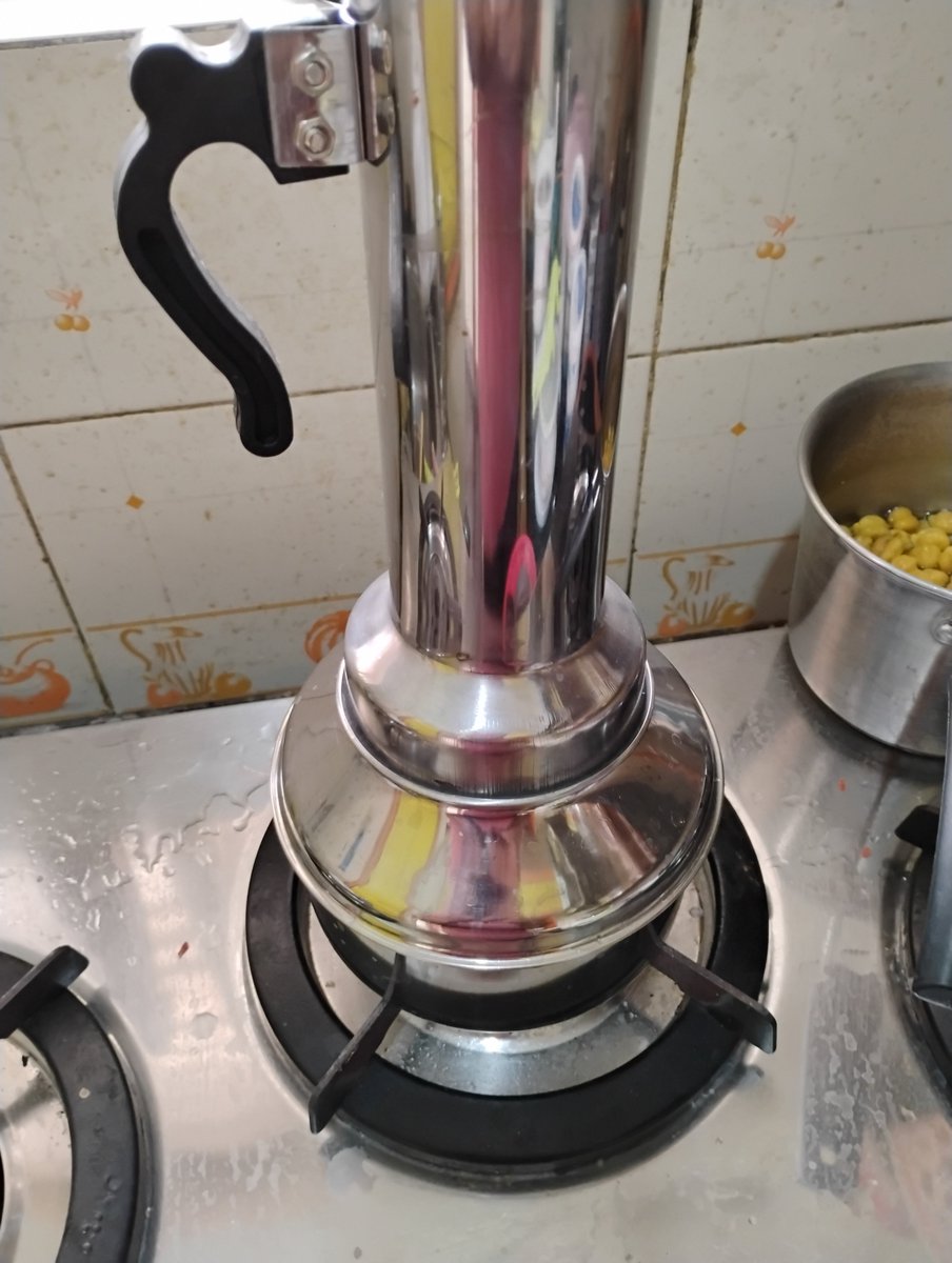 vincimax's tweet photo. New achievement unlocked.
Puttu made in puttu kudam.
#MeshuCooks https://t.co/xq632f0NRA