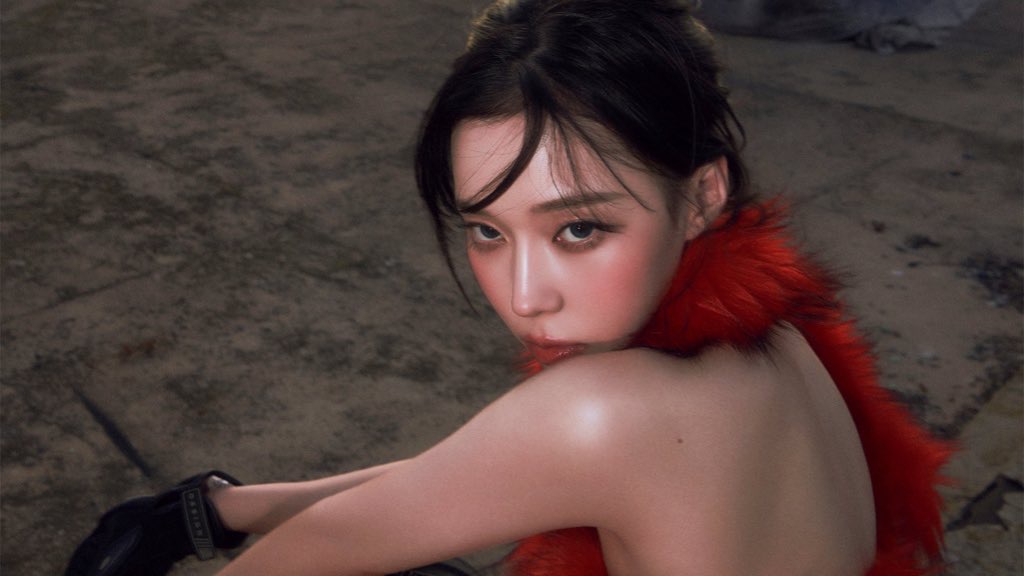 PopBase's tweet image. Happy 25th birthday to the talented Winter of aespa.

Debuting as a member of one of the most successful K-Pop girl groups of the new generation, the main vocalist, lead dancer, and visual has established herself as a leading figure in the K-Pop industry. She has showcased her