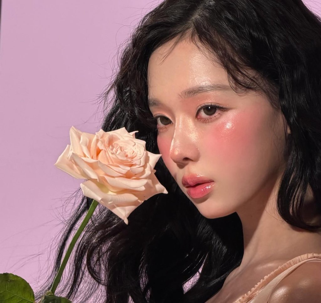 PopBase's tweet image. Happy 25th birthday to the talented Winter of aespa.

Debuting as a member of one of the most successful K-Pop girl groups of the new generation, the main vocalist, lead dancer, and visual has established herself as a leading figure in the K-Pop industry. She has showcased her