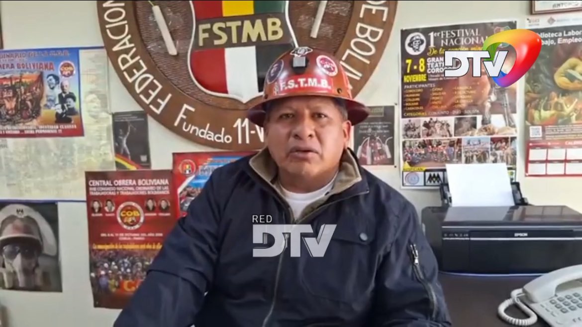 reddtvoficial's tweet photo. “Nunca nos respondieron”: Mineros cuestionan el diálogo del Gobierno, exigen que sea “sincero y claro”, denuncian que tras el D.S. 5503 no les hicieron caso
El ejecutivo de la Federación Sindical de Trabajadores Mineros de Bolivia (#FSTMB), #AndrésPaye, cuestionó duramente la convocatoria al diálogo anunciada por el Gobierno tras la promulgación del #DecretoSupremo5503, asegurando que el sector minero se enteró de esta apertura “por redes sociales y medios de comunicación”, pese a haber enviado reiteradas solicitudes formales de reunión que nunca fueron respondidas. “Hay que exigir al Gobierno que sea sincero y claro en este planteamiento y en el diálogo, porque tiene que primar el bienestar del pueblo boliviano”, afirmó.
Paye recordó que, ni bien inició la gestión, la Federación Minera remitió notas para sostener reuniones con el Ejecutivo y abordar temas estructurales como la producción minera y su impacto económico y financiero en los recursos que llegan al Tesoro General de la Nación (TGN). Sin embargo, aseguró que ni el presidente, ni el vicepresidente, ni los ministros dieron respuesta, incluso después de la emisión del D.S. 5503. “Desafortunadamente nunca nos han respondido, pese a las reiterativas”, sostuvo.
El dirigente señaló que la actual convocatoria al diálogo surge recién cuando distintos sectores sociales comenzaron a analizar el contenido del decreto y a coincidir con la posición de los trabajadores. “Después de la lectura del decreto, muchas capas sociales empiezan a dar la razón a los trabajadores y a señalar que está mal el contenido y los artículos”, manifestó, advirtiendo que el conflicto ya no se limita a marchas pacíficas ni a bloqueos esporádicos.
En ese escenario, Paye destacó la decisión asumida por las amas de casa mineras, quienes ingresaron a huelga de hambre como una medida extrema para exigir una solución. “Han tomado una decisión firme, clara y contundente, incluso yendo contra su salud, para sensibilizar al Gobierno”, indicó, recordando el rol histórico de este sector en la recuperación de la democracia.
Consultado sobre la asistencia al diálogo, el ejecutivo de la FSTMB precisó que la decisión será orgánica y deberá pasar por un ampliado de emergencia de la Central Obrera Boliviana (COB), instancia que definirá si el sector minero participa o no de la convocatoria del Gobierno.