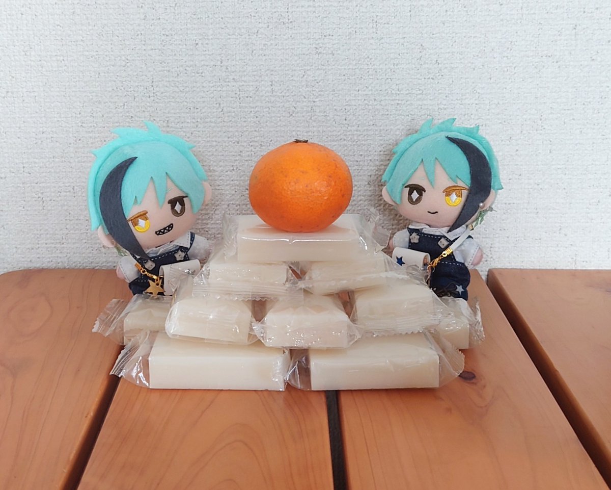 Seventh_Orbit's tweet photo. 鏡もちを買い忘れた母
きり餅を重ねて鏡もちと言い張る https://t.co/NMgb0AWOhv