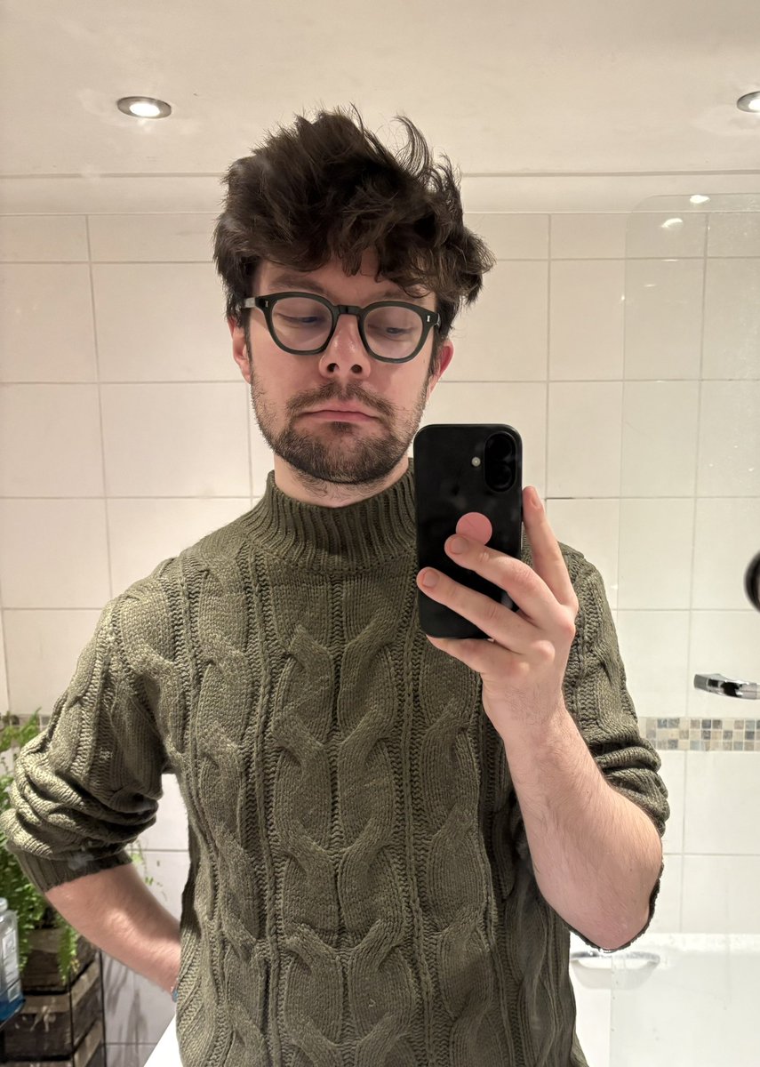 lexrees's tweet image. 20 vs. 30, and there are at least five things in the last decade I have grown out of or have been gently told to stop doing that are all in evidence here