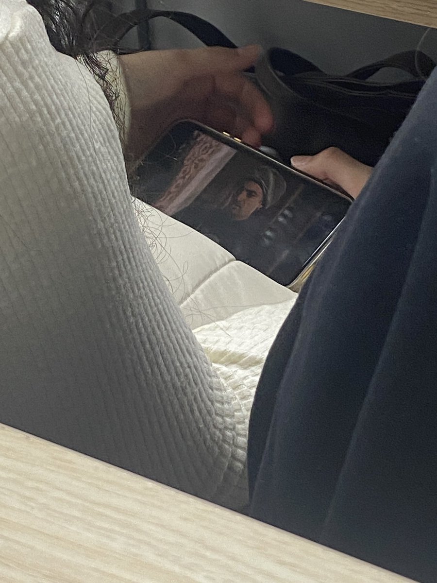 aylar sonra ders dinliyim diye derse geldim önümdeki kiz muhtesem yuzyıl 3. bölüm izliyor akademik basari iptal