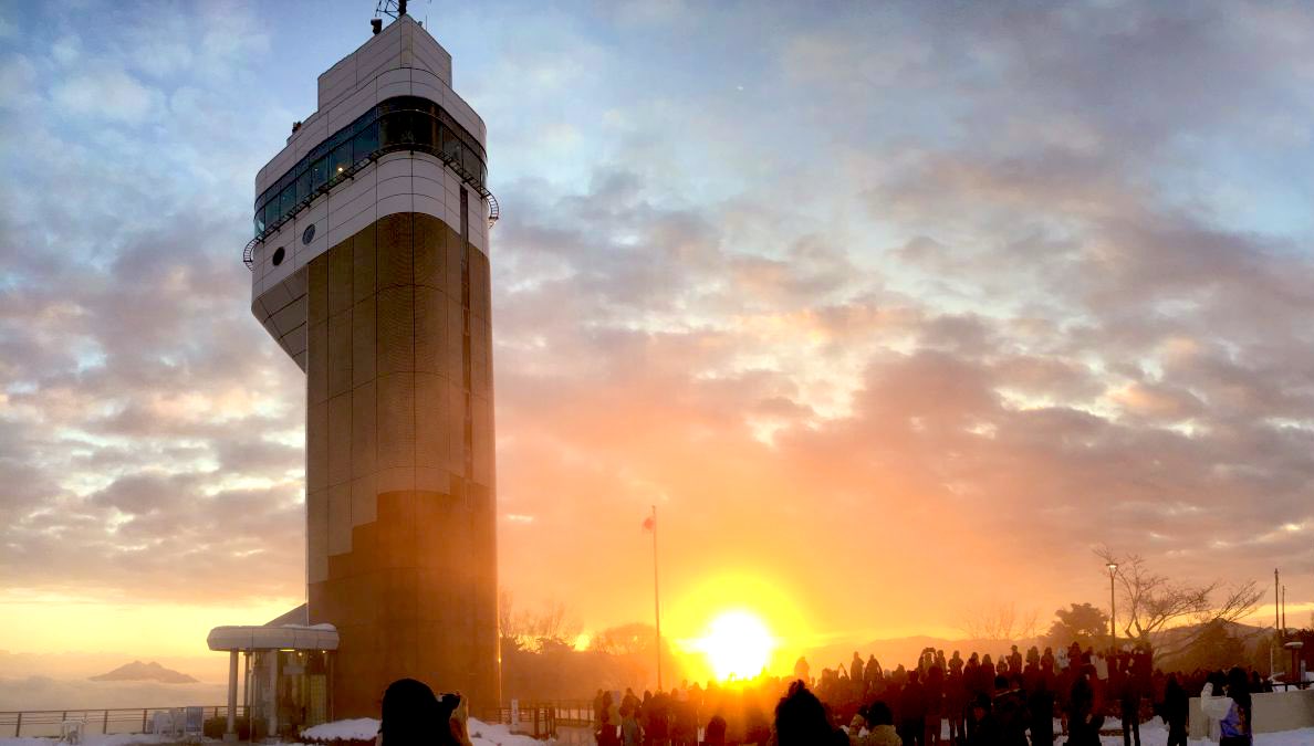 令和８年１月１日「初日の出」特別早朝営業を行います‼️
⭐️五老スカイタワー
🈺１月１日午前６時から午後５時
★スカイタワーで数量限定「福袋」販売‼️
⭐️GORO SKY CAFÉ nanako 
🈺１月１日午前６時から午前１０時
※元旦のメニューは特別メニュー及び「艦これ」メニューのみの提供となります。