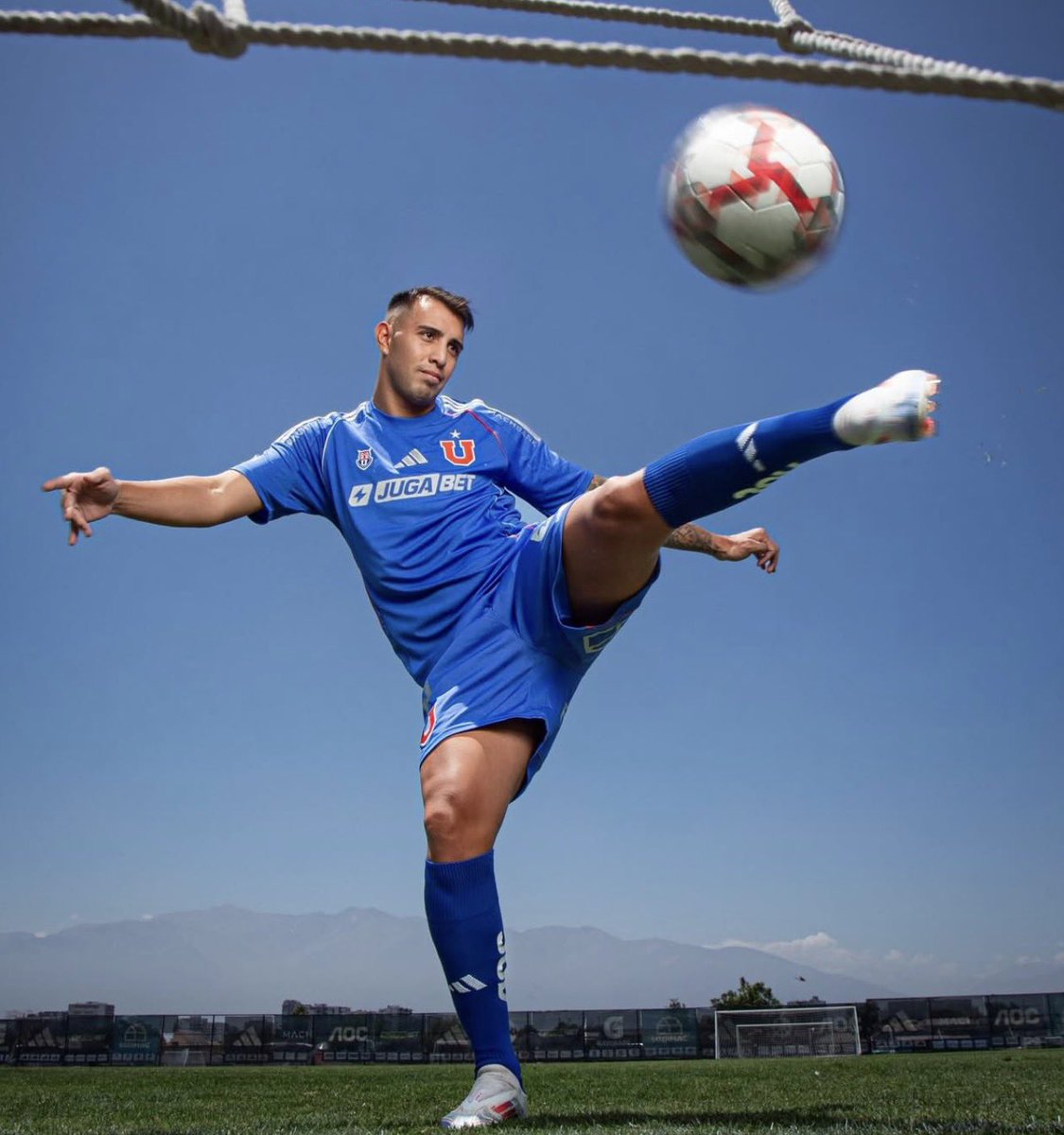 🚨 Principio de acuerdo entre #Millonarios y #Antofagasta para que Rodrigo Contreras (30) sea el nuevo delantero del ‘embajador’. Desde el círculo del jugador confirman que mañana inician el intercambio de documentación 🔵⚪️